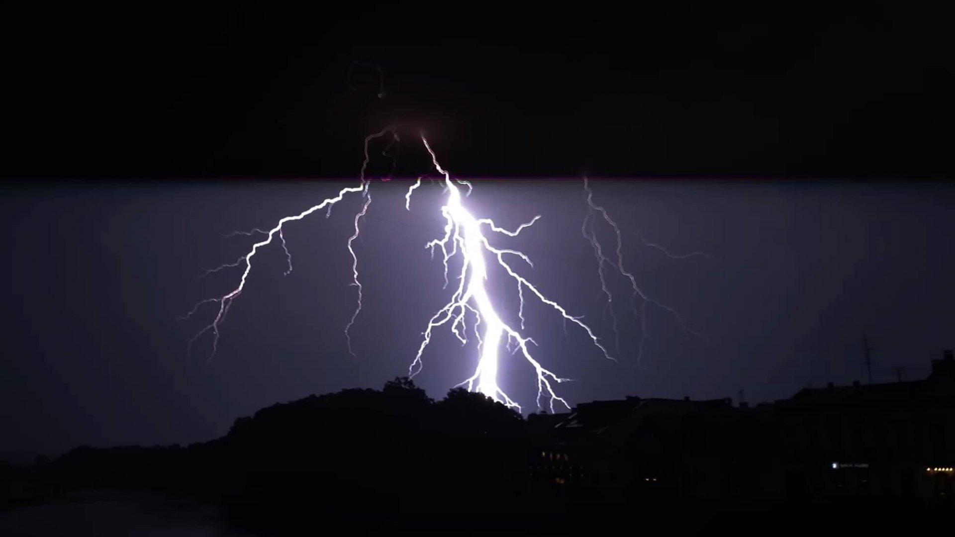 В мережі оприлюднили вражаючі світлини вчорашньої грози над Ужгородом