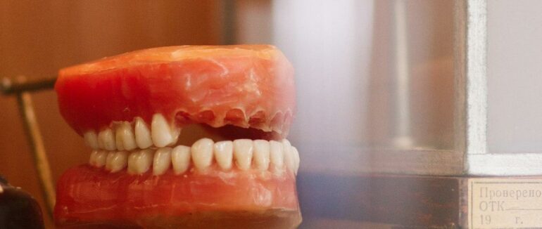 Вирвала пацієнту 13 зубів та викрала більше 20 тис доларів: в США заарештували жінку за кілька злочинів