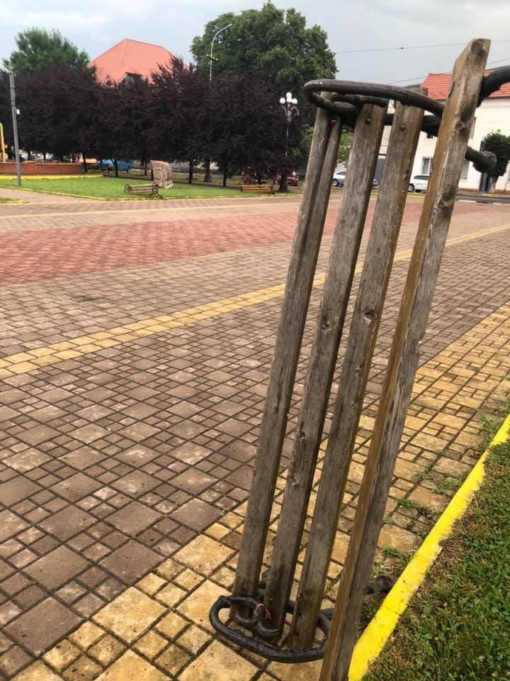 Вандалізм у Тячеві: в центрі міста невідомі поламали лавочки