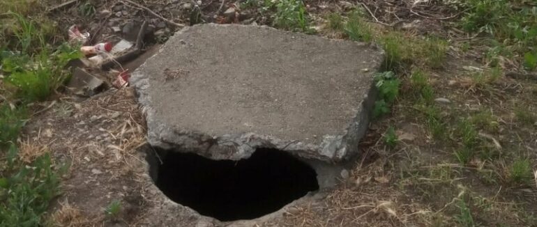 На Виноградівщині неповнолітня дитина ледь не впала у каналізаційну яму