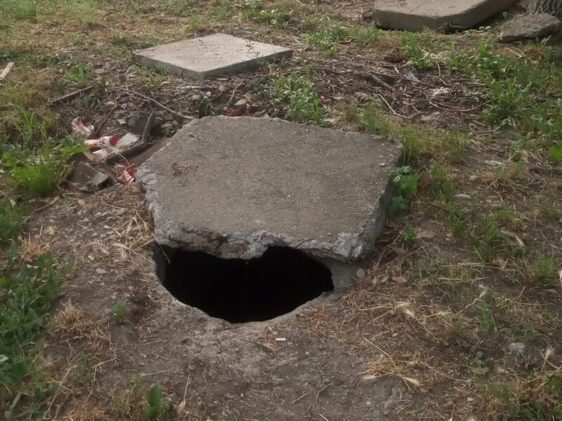 На Виноградівщині неповнолітня дитина ледь не впала у каналізаційну яму