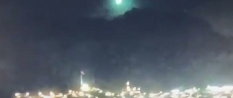 Осяяв небо: у Туреччині, де вирують лісові пожежі, впав метеорит