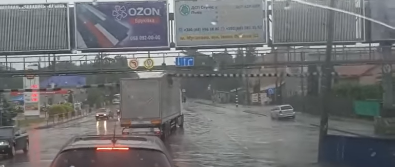 Поїхав, не дивлячись на обмежувач висоти: в Мукачеві вантажівка знесла планку