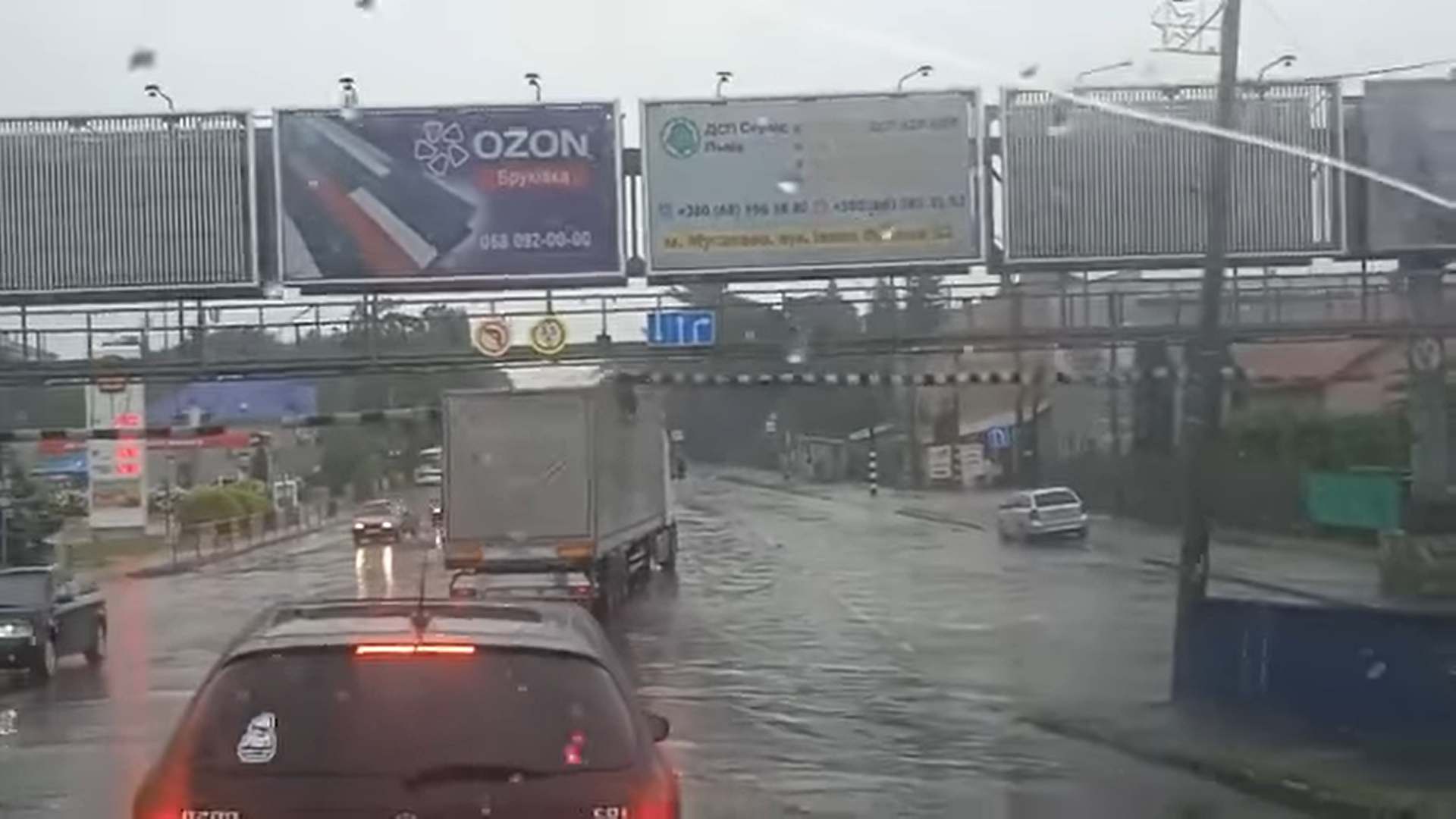 Поїхав, не дивлячись на обмежувач висоти: в Мукачеві вантажівка знесла планку