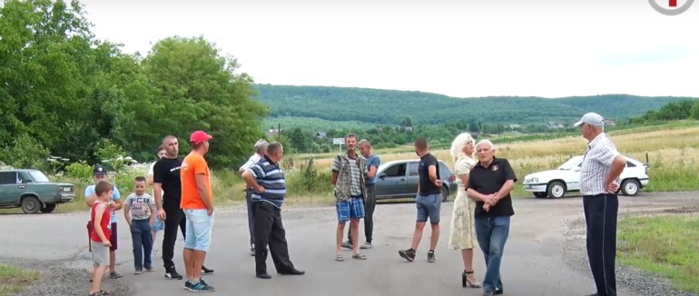 Без асфальту та з тріщинами на будинках: у Мідяниці на Берегівщині терпець місцевих жителів увірвався (ФОТО; ВІДЕО)