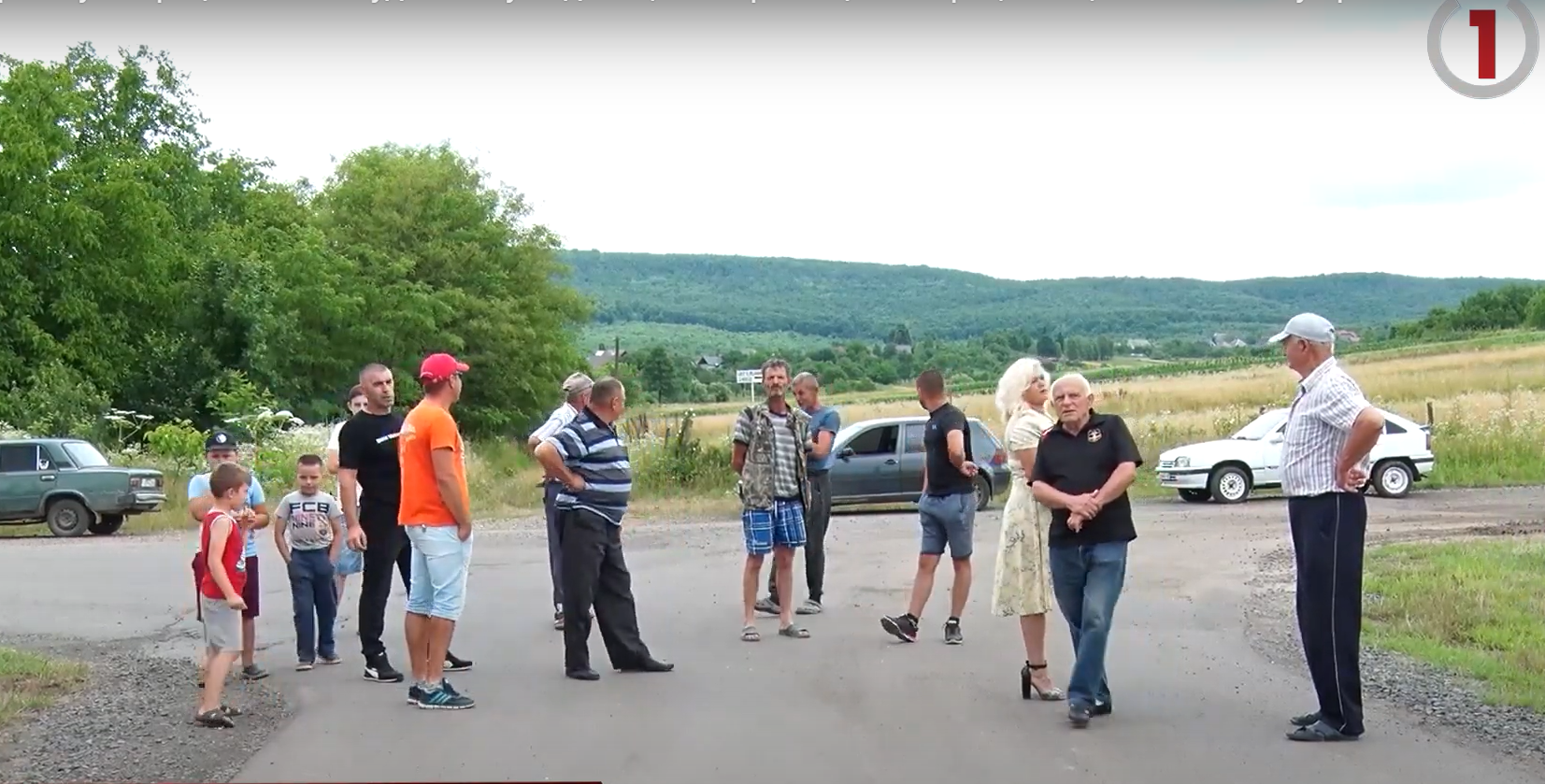 Без асфальту та з тріщинами на будинках: у Мідяниці на Берегівщині терпець місцевих жителів увірвався (ФОТО; ВІДЕО)