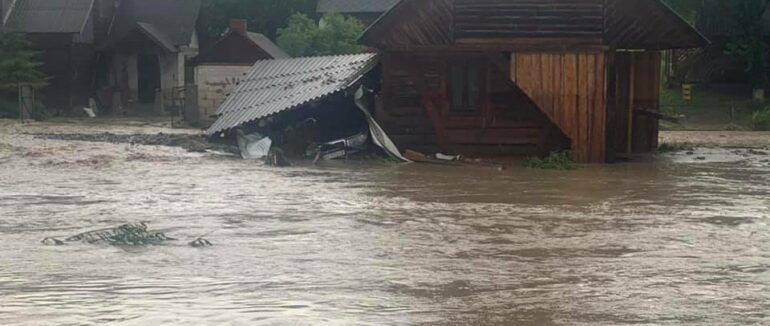 Підтоплені будинки, гаражі та постраждалі: Рахівщина потерпає від повені