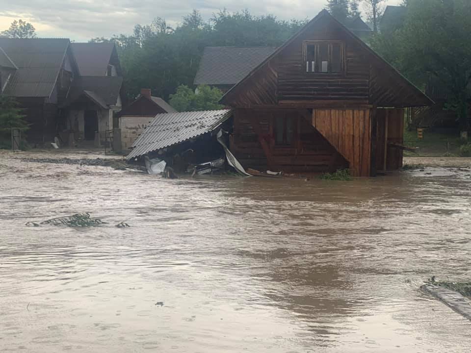 Підтоплені будинки, гаражі та постраждалі: Рахівщина потерпає від повені