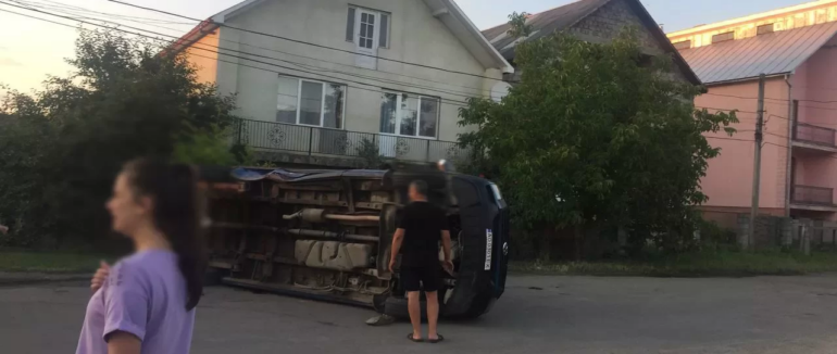 Аварія у Виноградові: мікроавтобус перекинувся внаслідок удару