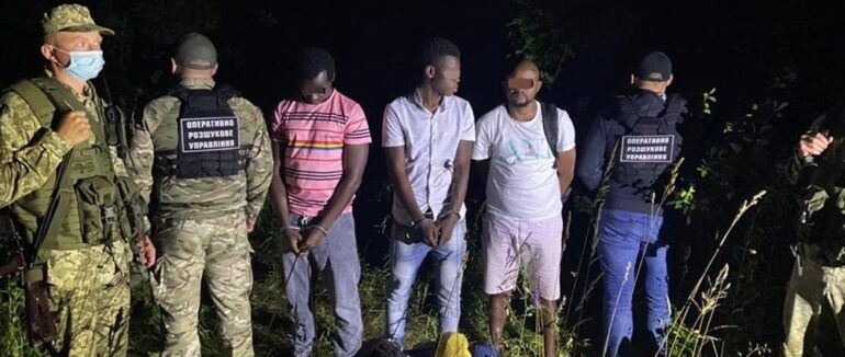 Черговий перетин кордону нелегально: на Ужгородщині затримали мігрантів з Африки