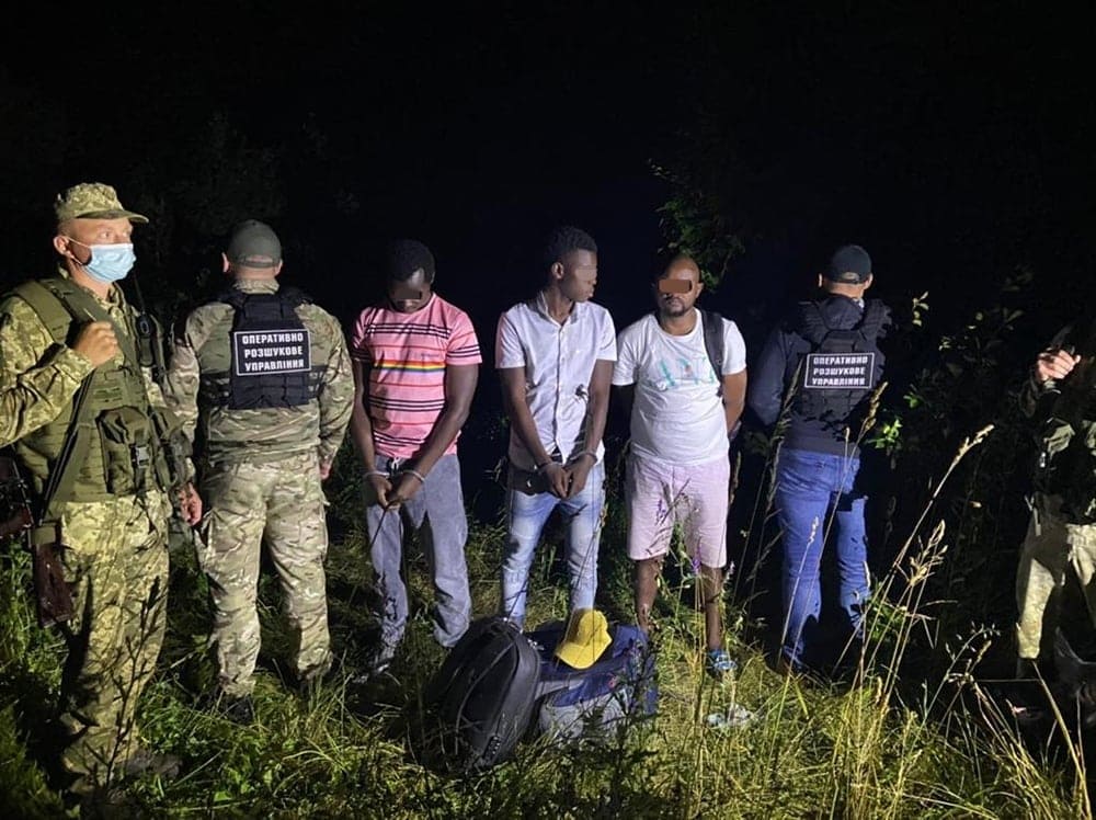 Черговий перетин кордону нелегально: на Ужгородщині затримали мігрантів з Африки