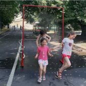 В Ужгороді можна врятуватися від спеки за допомогою охолоджувальних рамок