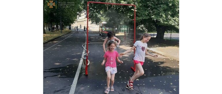 В Ужгороді можна врятуватися від спеки за допомогою охолоджувальних рамок