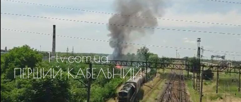 Вогонь помітно на кілька кілометрів: у Мукачеві біля залізної дороги палає сухостій
