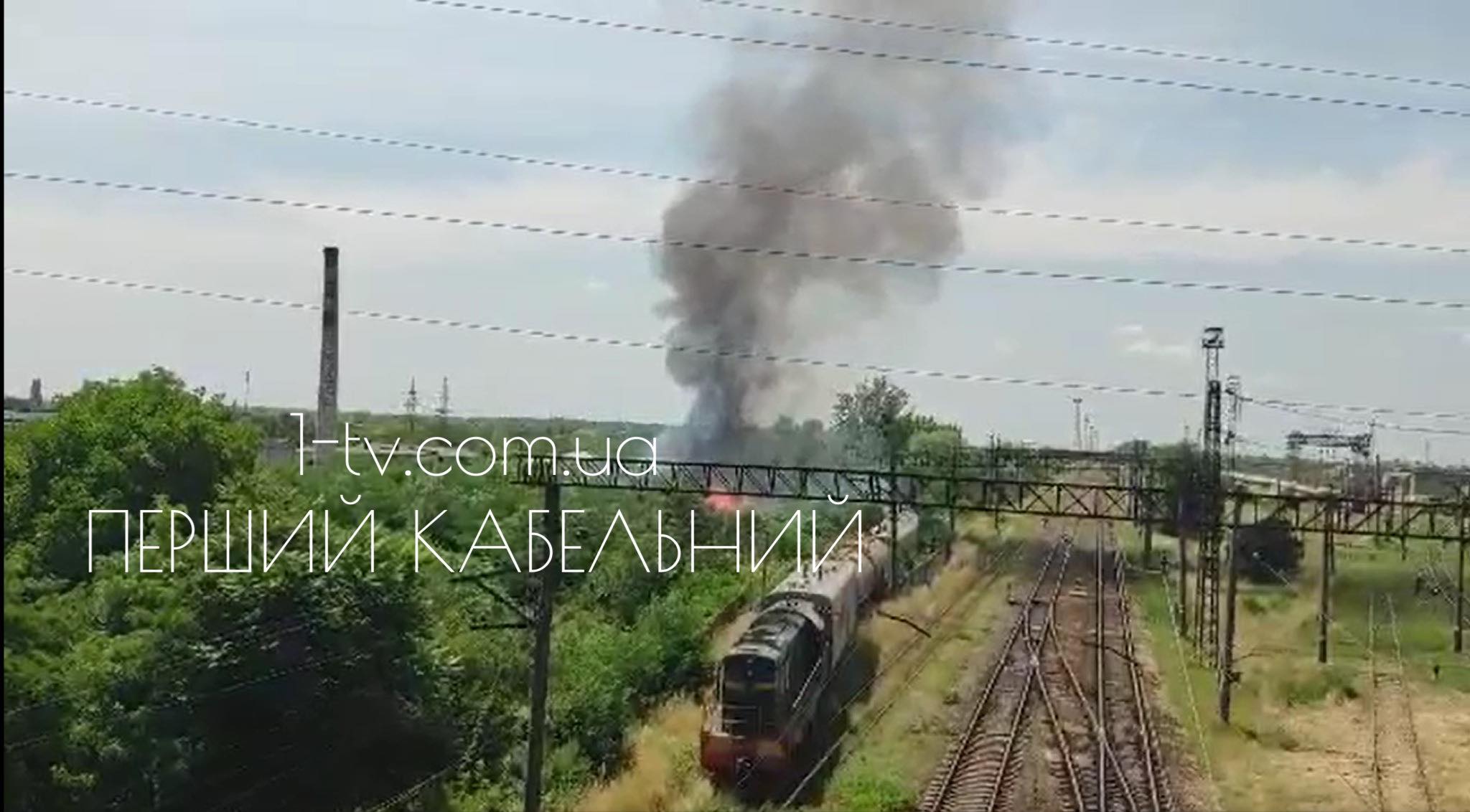 Вогонь помітно на кілька кілометрів: у Мукачеві біля залізної дороги палає сухостій