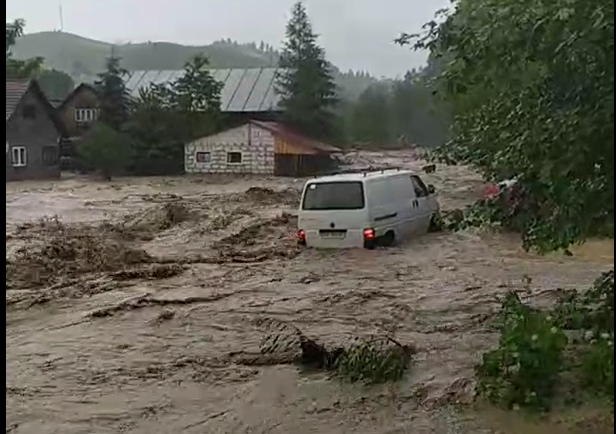 Стихійне лихо на Закарпатті: на Рахівщині трапилась жахлива повінь