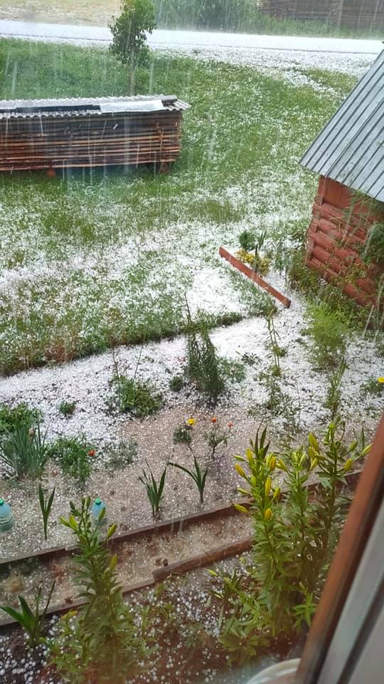 Стихія на Закарпатті: в селі Пилипець випав великий град