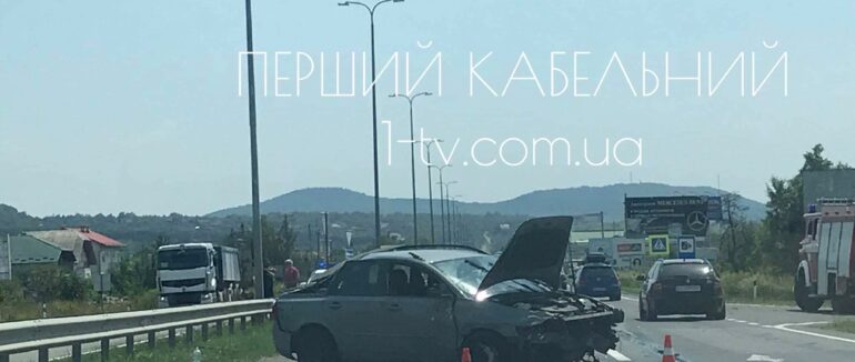 Аварія на Ужгородщині: зіткнулись одразу три автомобілі