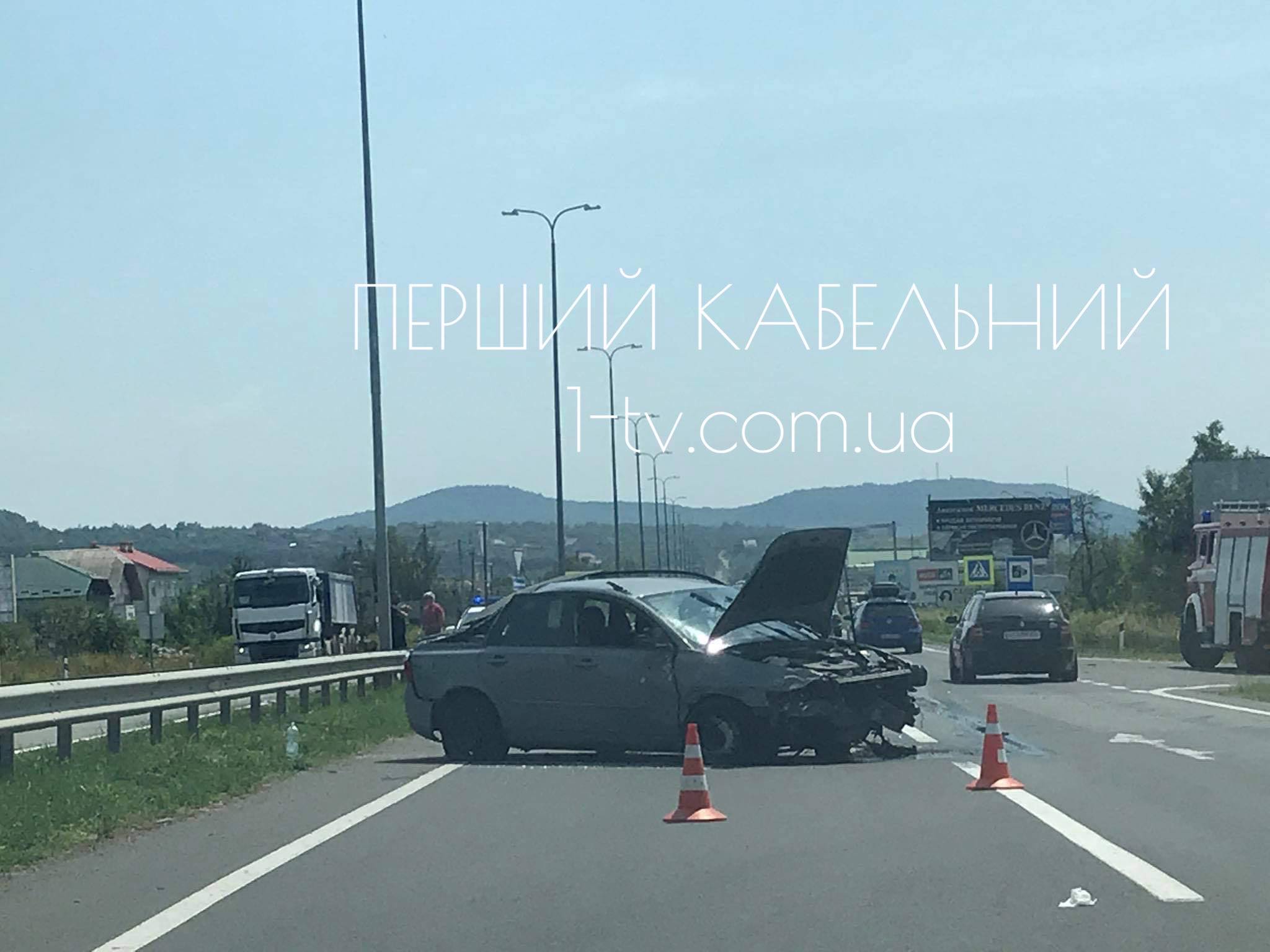 Аварія на Ужгородщині: зіткнулись одразу три автомобілі