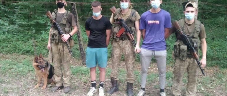 В Ужгороді біля залізничного вокзалу затримали двох мігрантів