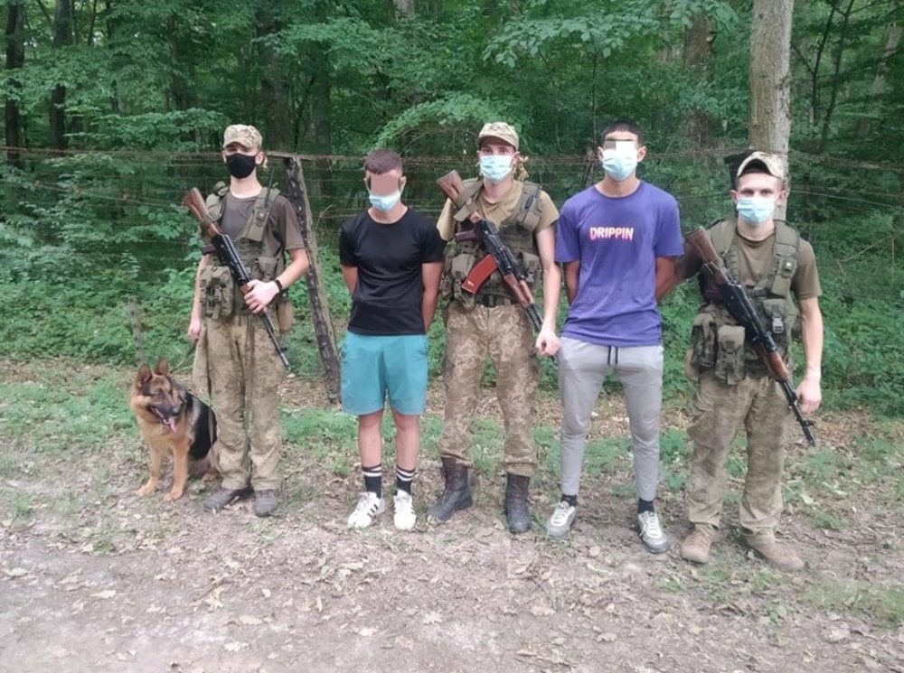 В Ужгороді біля залізничного вокзалу затримали двох мігрантів