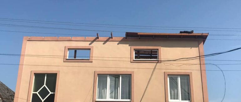 Наслідки сильного буревію на Берегівщині: в амбулаторії повністю знищено дах