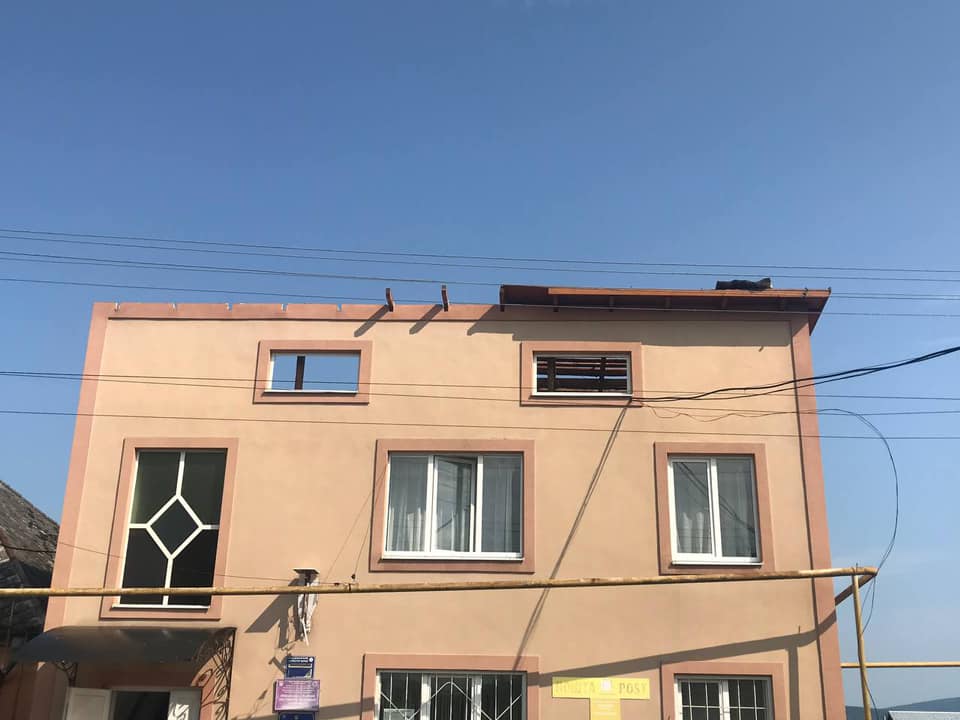 Наслідки сильного буревію на Берегівщині: в амбулаторії повністю знищено дах