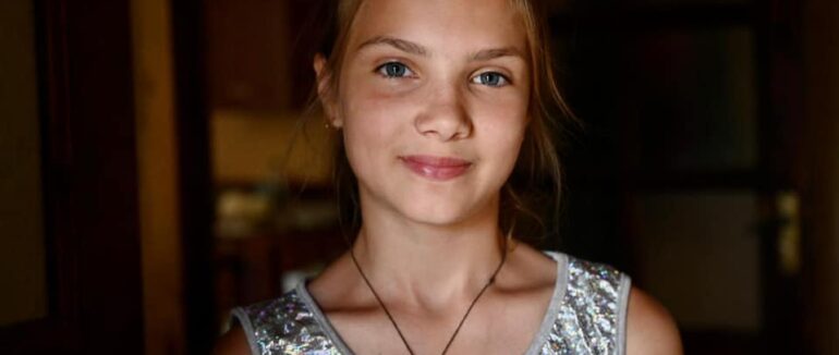 Врятувала брата та трьох сусідських дітей: дівчина з Рахова проявила героїзм під час повинні