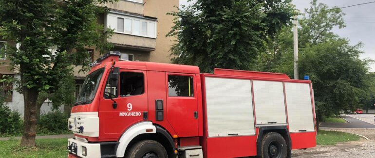 Пожежа у Мукачеві: горить квартира у п’ятиповерхівці
