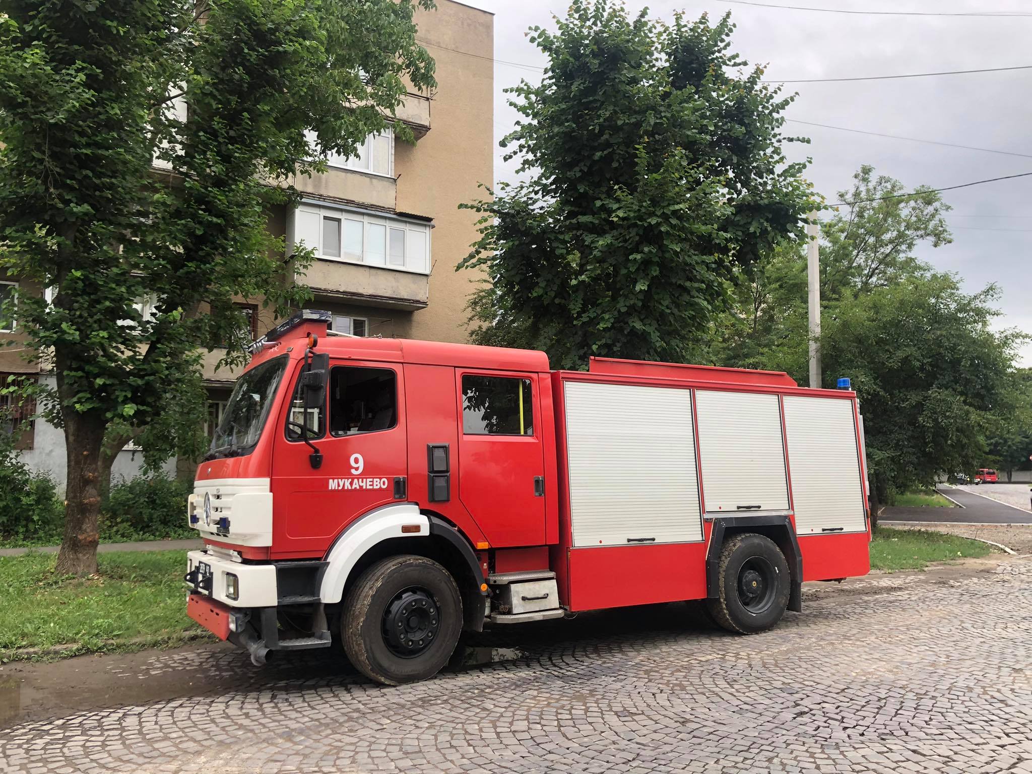 Пожежа у Мукачеві: горить квартира у п`ятиповерхівці