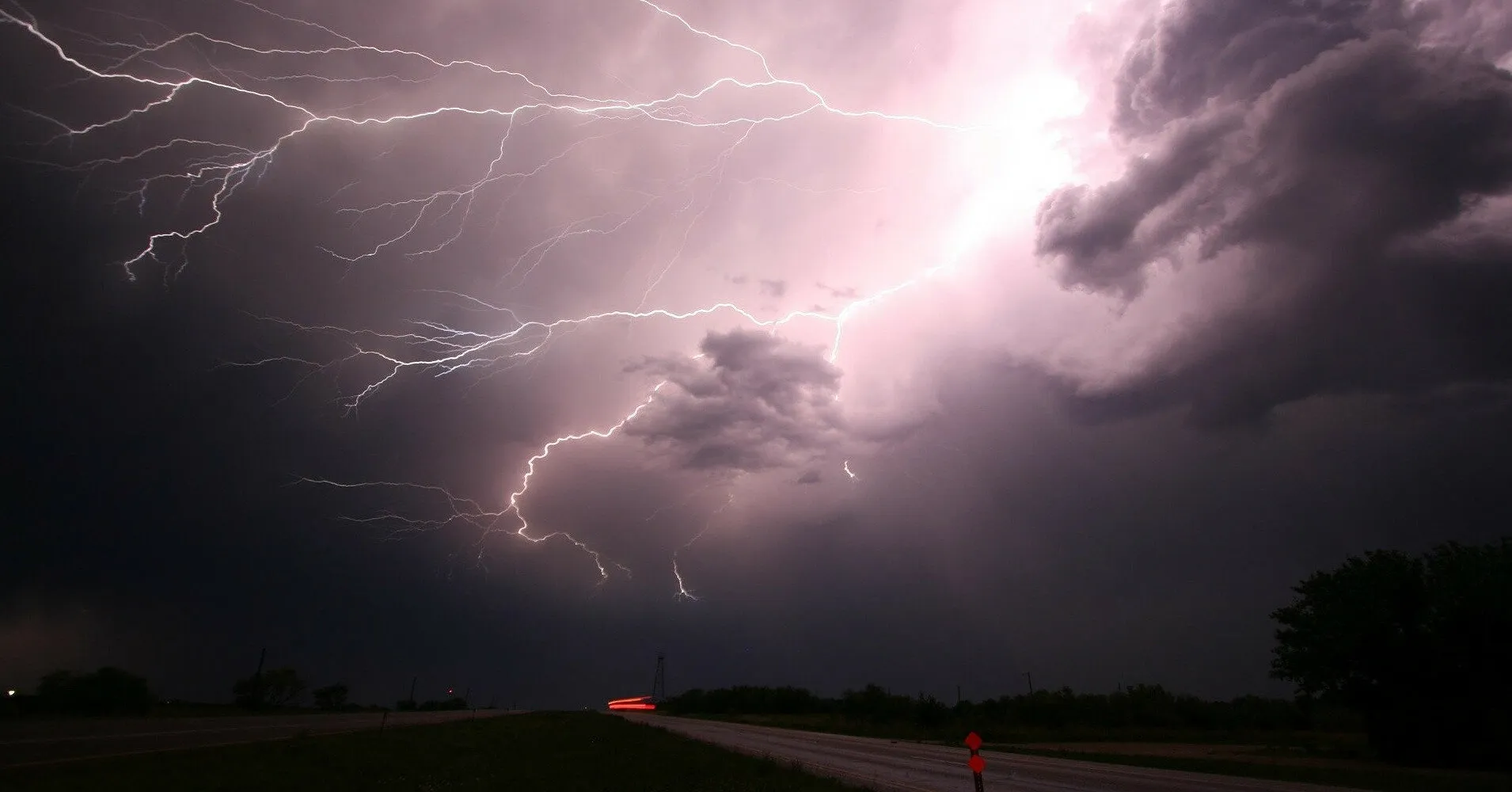 На Закарпатті синоптики оголосили попередження: протягом вихідних утримається нестійка погода