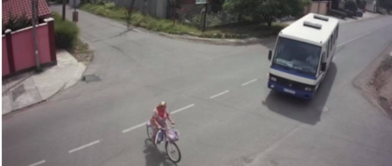 Аварія у Виноградові за участю велосипедистки: момент зіткнення записали відеокамери