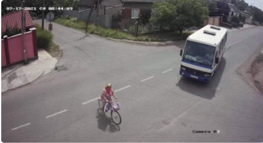 Аварія у Виноградові за участю велосипедистки: момент зіткнення записали відеокамери