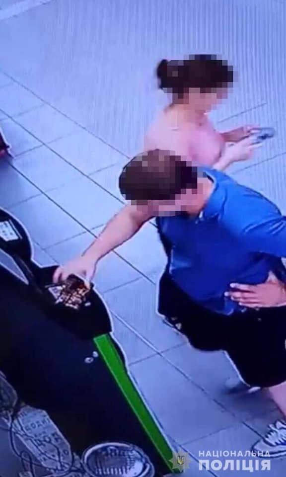 У Мукачеві біля платіжного термінала у жінки вкрали гаманець