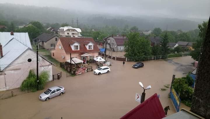 У Великому Бичкові вода із потічків залила вулиці