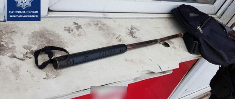 У Мукачеві затримали чоловіка з холодною зброєю