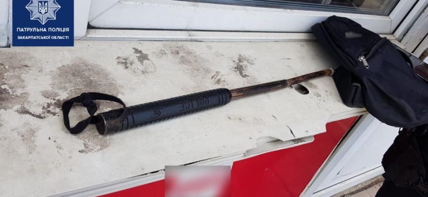 У Мукачеві затримали чоловіка з холодною зброєю
