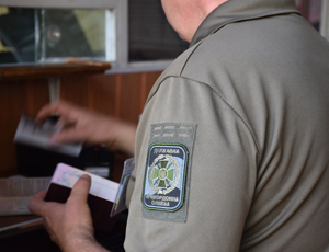 На ПП «Лужанка» прикордонники затримали українку з паспортом її сестри