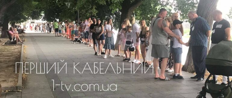 Перший найдовший замкнутий живий ланцюг: в Ужгороді встановлюють рекорд України