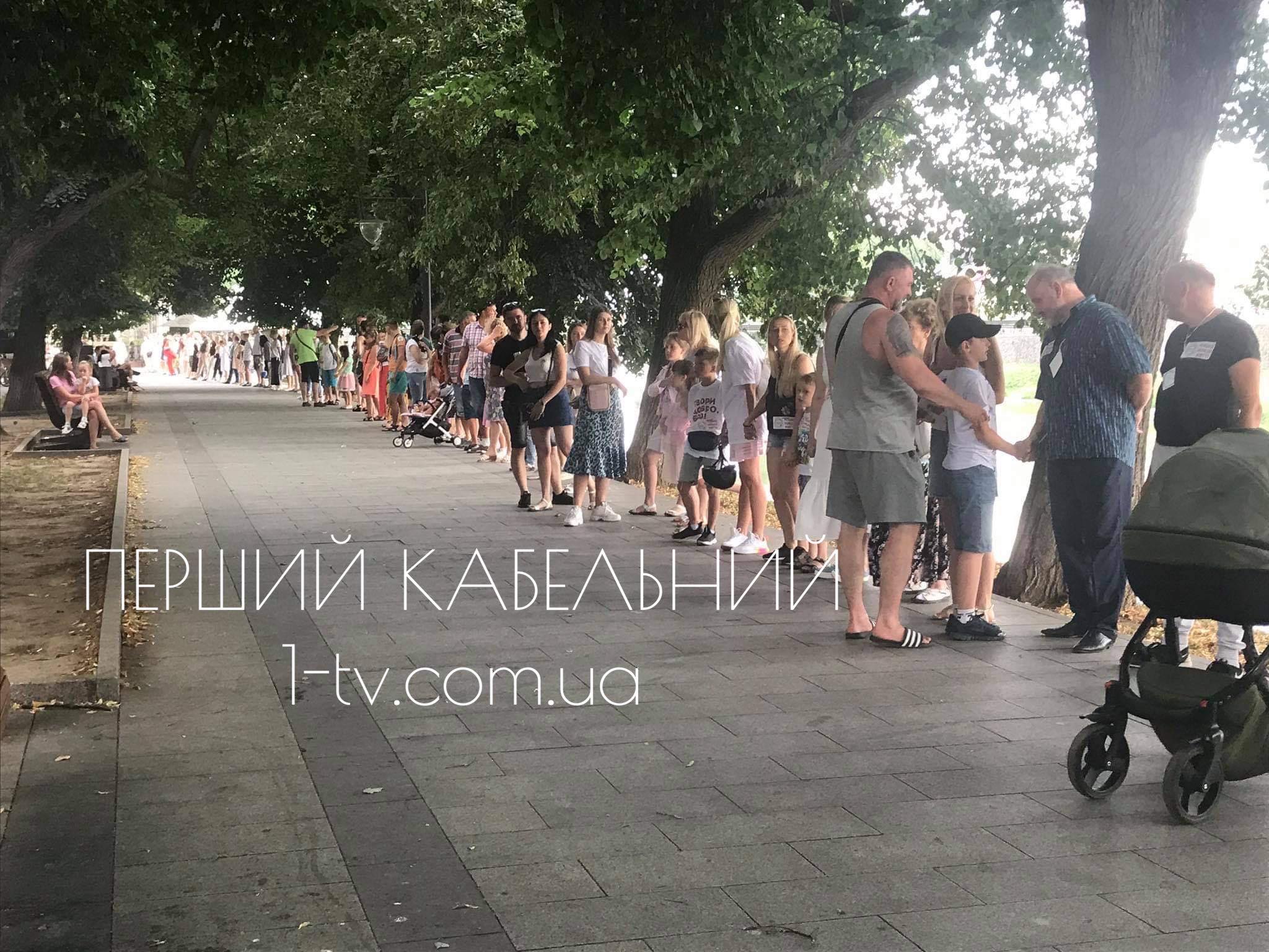 Перший найдовший замкнутий живий ланцюг: в Ужгороді встановлюють рекорд України