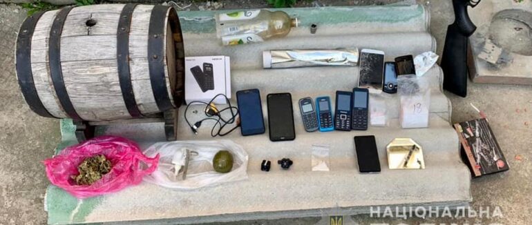 Марихуана, метамфетамін та зброя: на Берегівщині у підозрюваної особи провели обшук