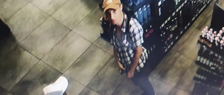 У Тячеві двоє чоловіків крадуть із супермаркетів продукти та елітний алкоголь