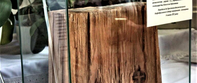 На Закарпатті під час розпилювання деревини лісівники виявили нерукотворний Хрест