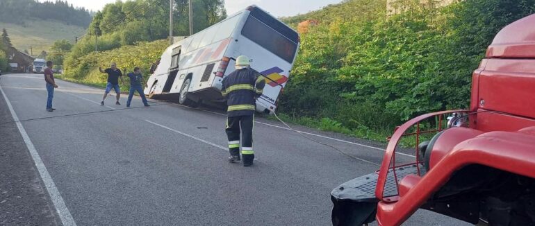 На Міжгірщині туристичний автобус потрапив у халепу: що відомо