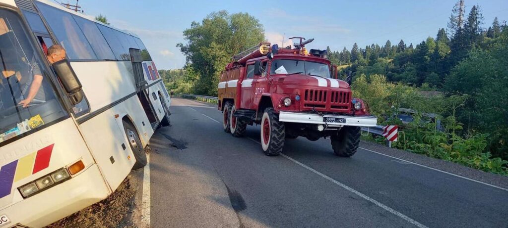 Міжгірщина, туристи, туристичний автобус, халепа, узбіччя, рятувальники, буксир