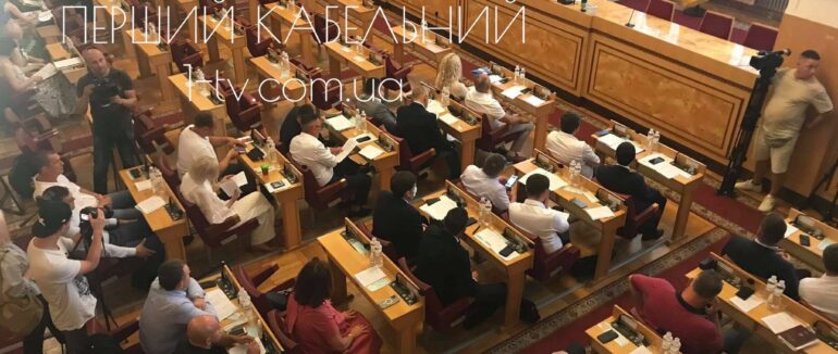 Із 64 депутатів зареєструвалось лише 35: триває сесія Закарпатської облради