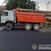 На Рахівщині затримали вантажівку з нелегальною деревиною
