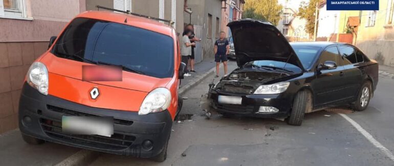 Аварія в Мукачеві: водій “під кайфом” врізався у припаркований легковик