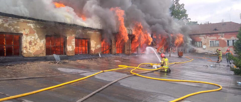 Подробиці масштабної пожежі в складських приміщеннях в Ужгороді (ЕКСКЛЮЗИВНІ ФОТО І ВІДЕО)