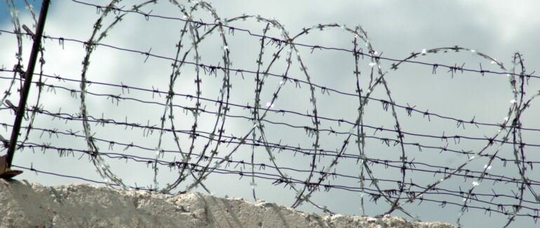 Берегівчанин, перебуваючи в колонії, шантажував закарпатця